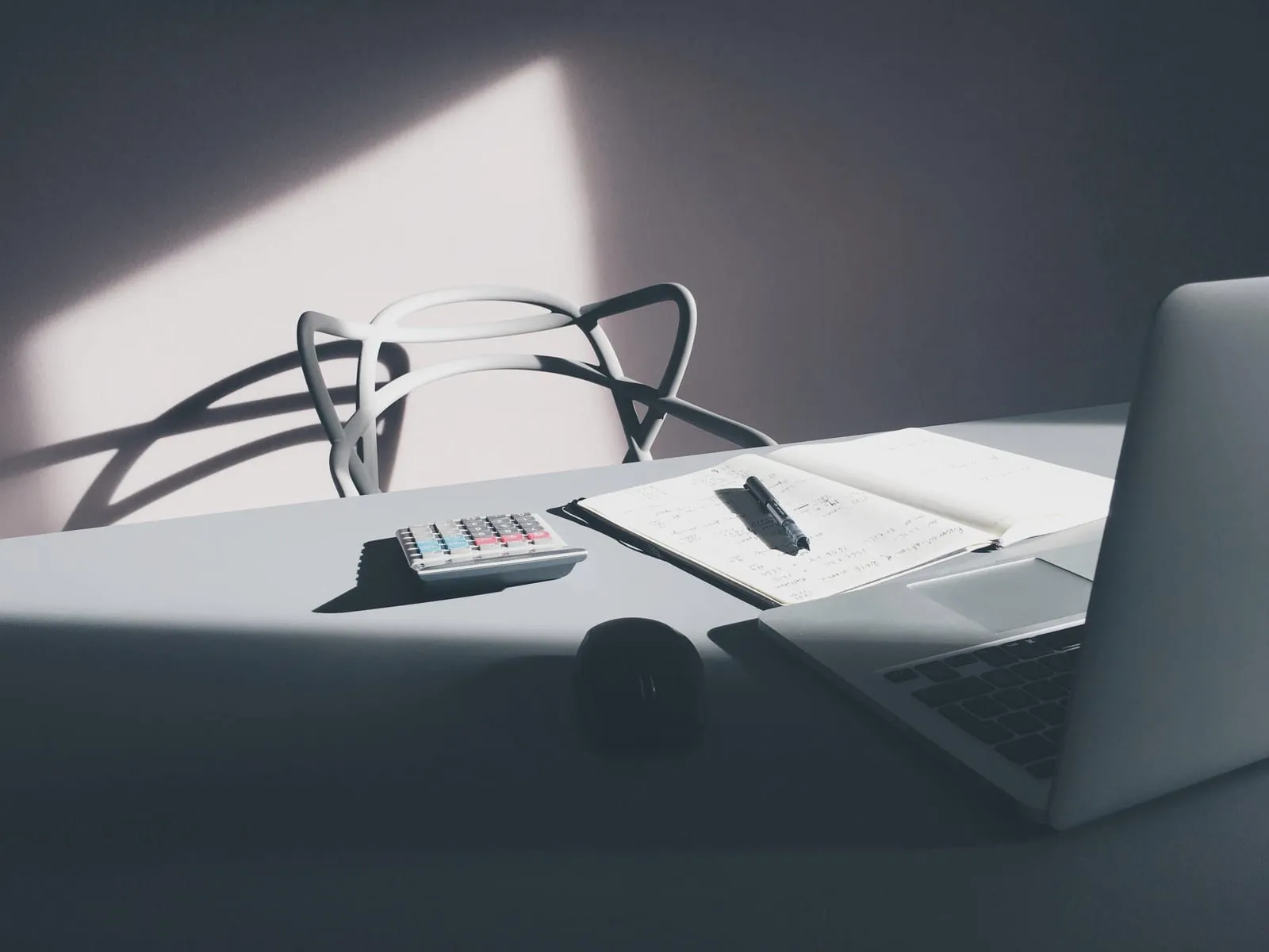 Ordinateur portable, calculatrice et carnet sur un bureau de travail