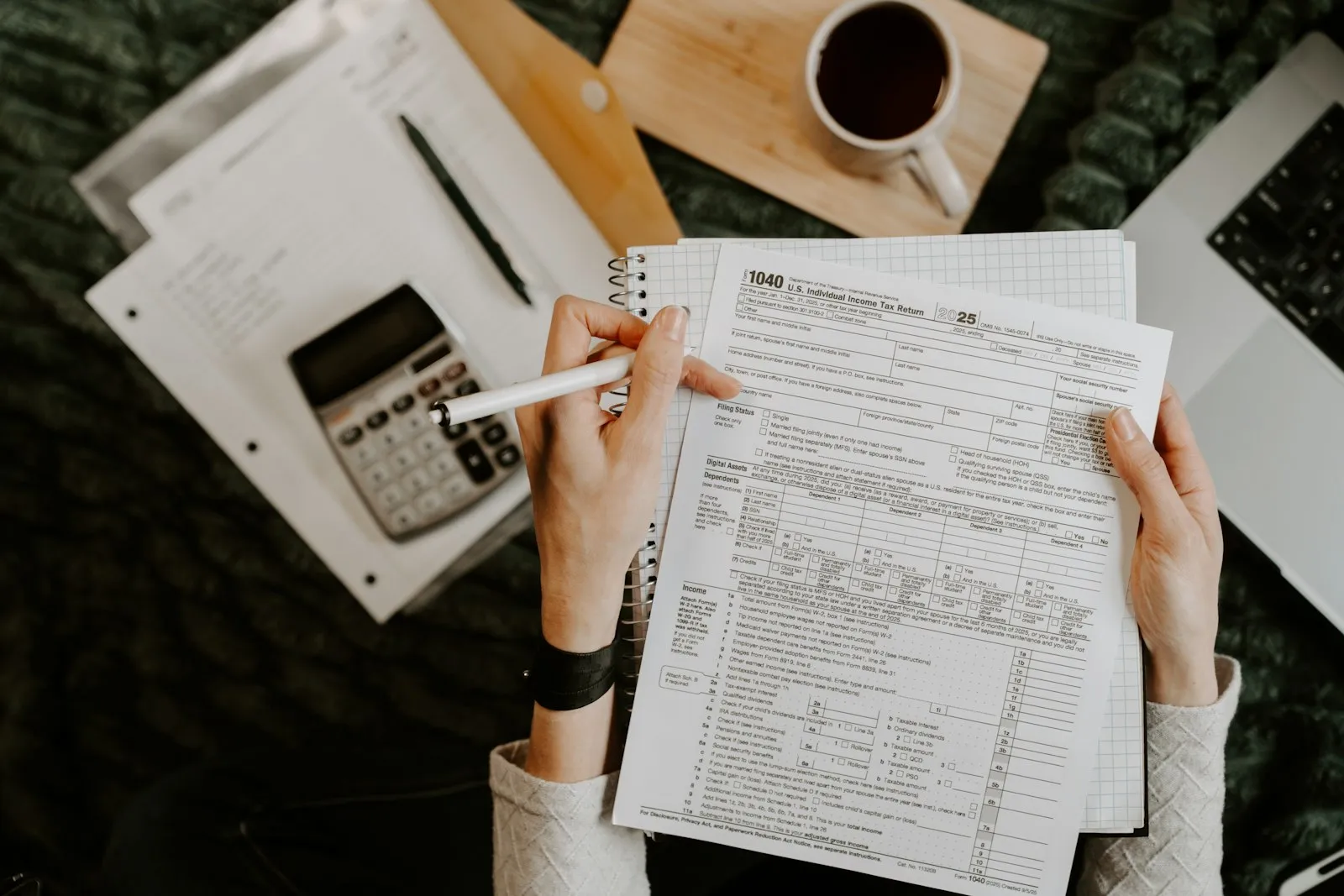 Documents de location, calculatrice et ordinateur portable sur un bureau
