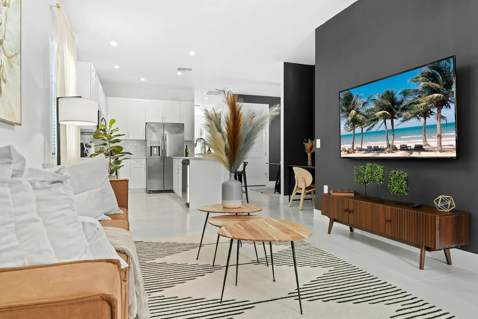 Salon lumineux d'un appartement meublé proposé en location touristique