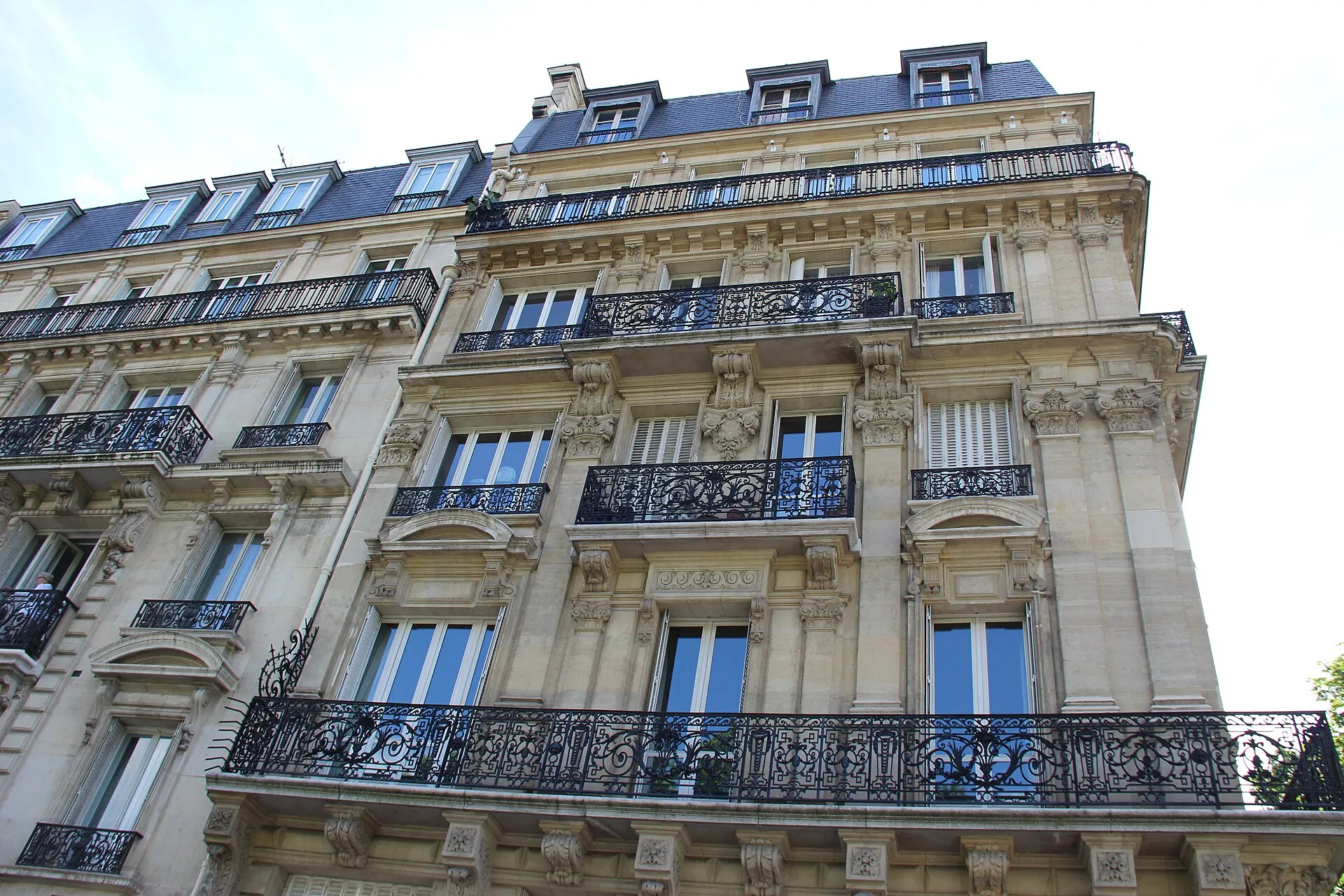 Façade d'un immeuble haussmannien à Paris pour illustrer un investissement locatif dans l'ancien