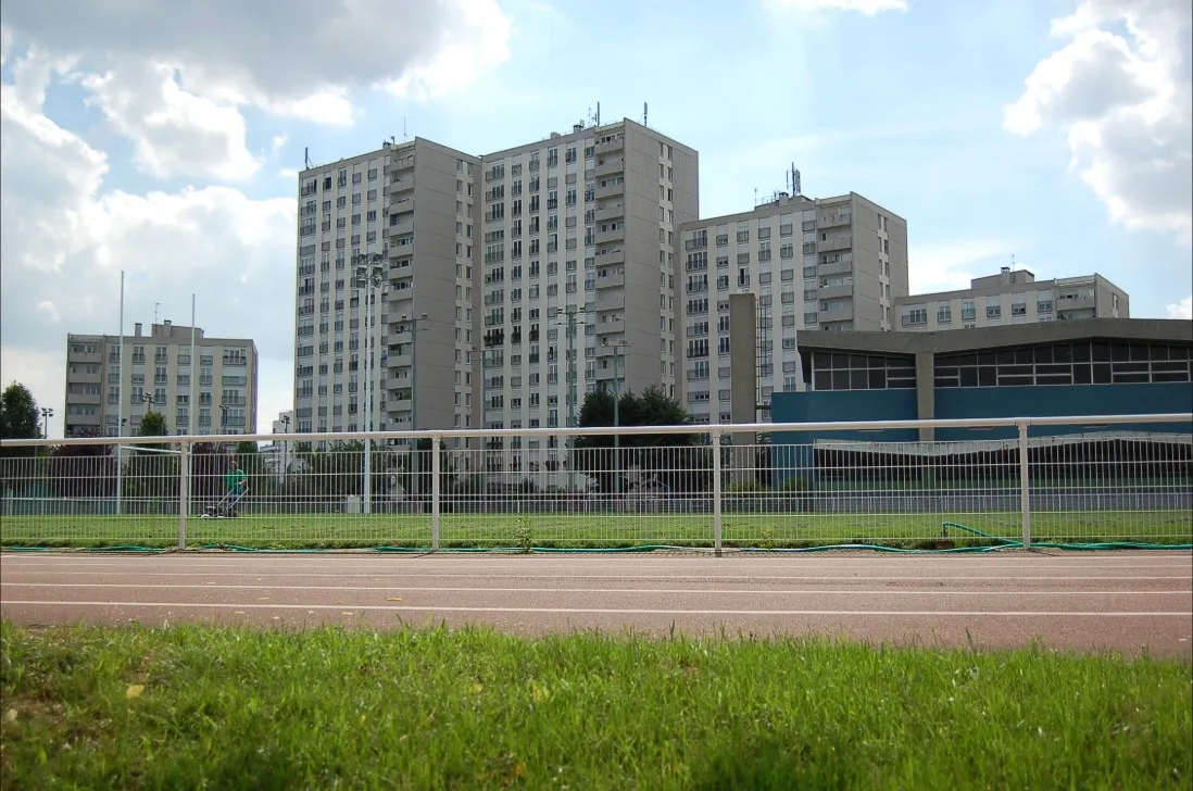 Immeubles d'habitation collectifs vus de face dans une ville française