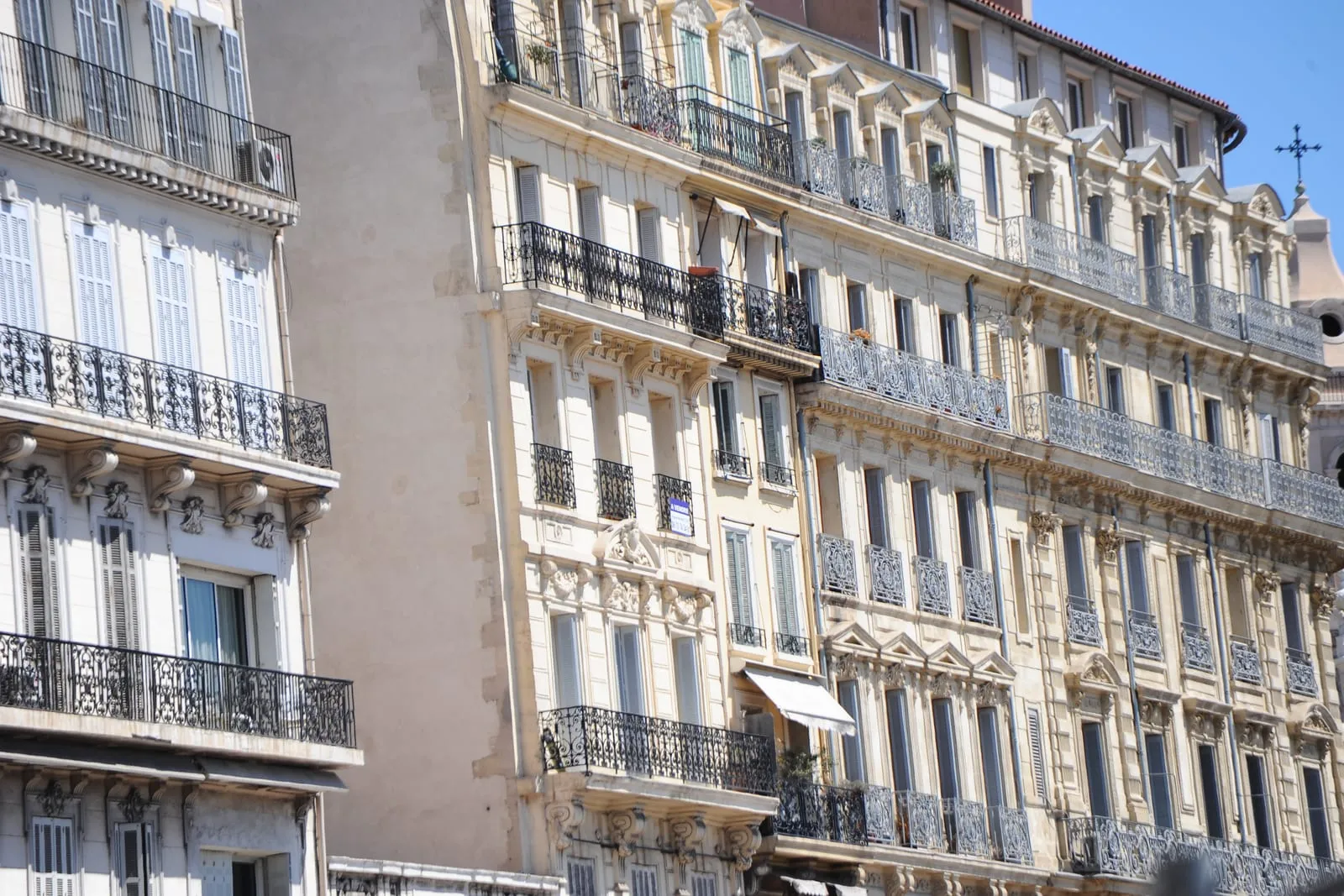 Façades d'immeubles d'habitation à Marseille vues en gros plan