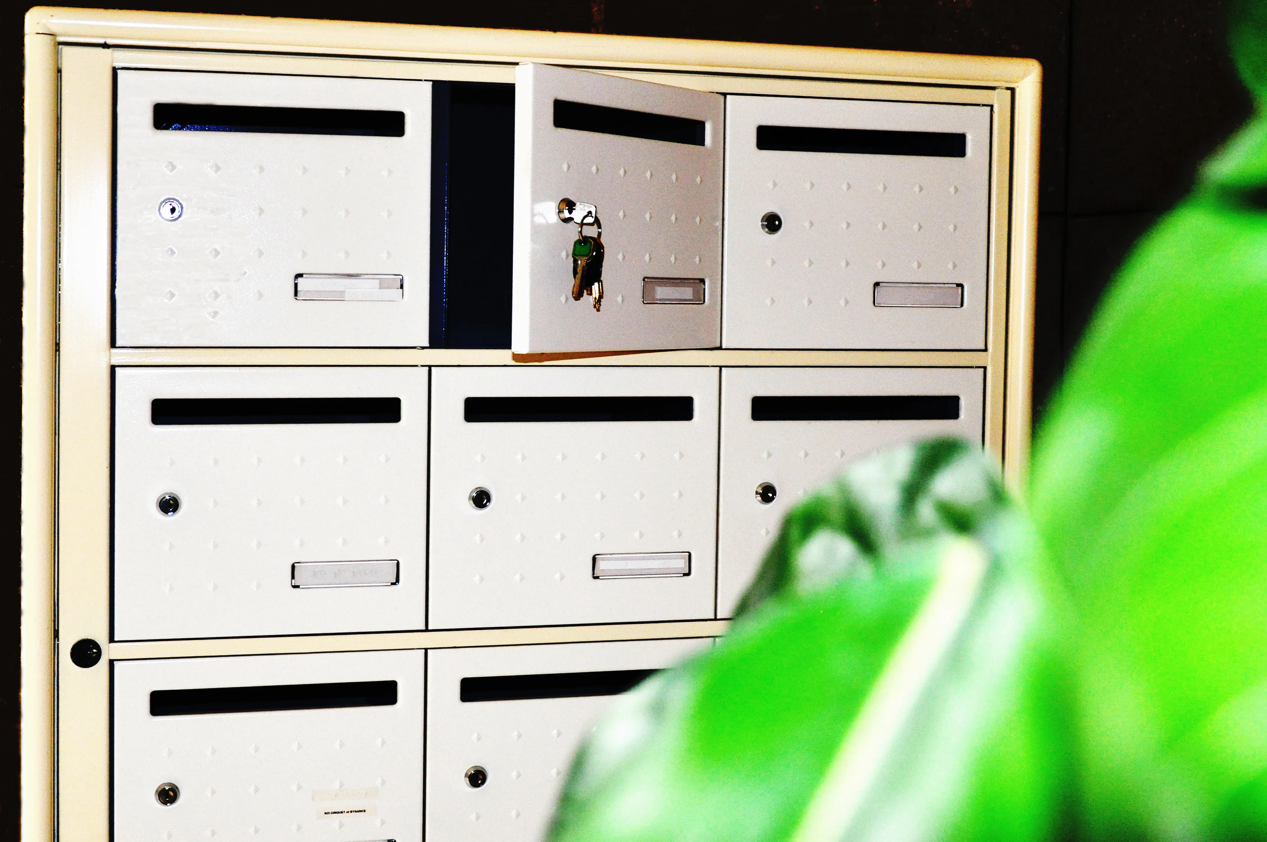 Boîtes aux lettres dans un immeuble résidentiel en France pour illustrer la gestion d'un dossier locatif
