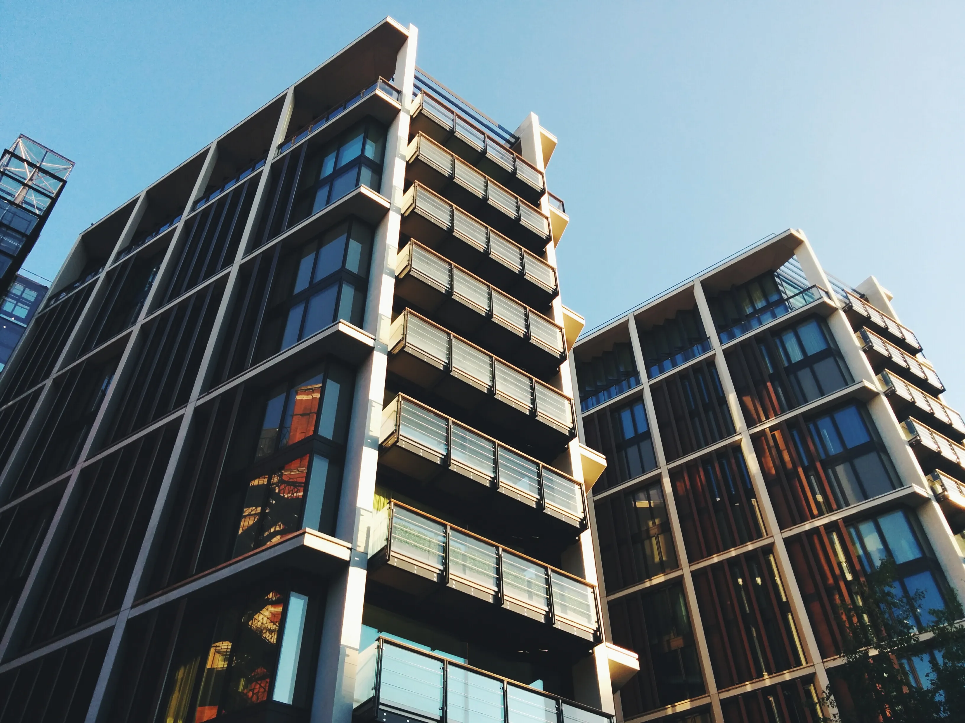 Balcons d'un immeuble résidentiel pour illustrer le paiement du loyer et la gestion locative
