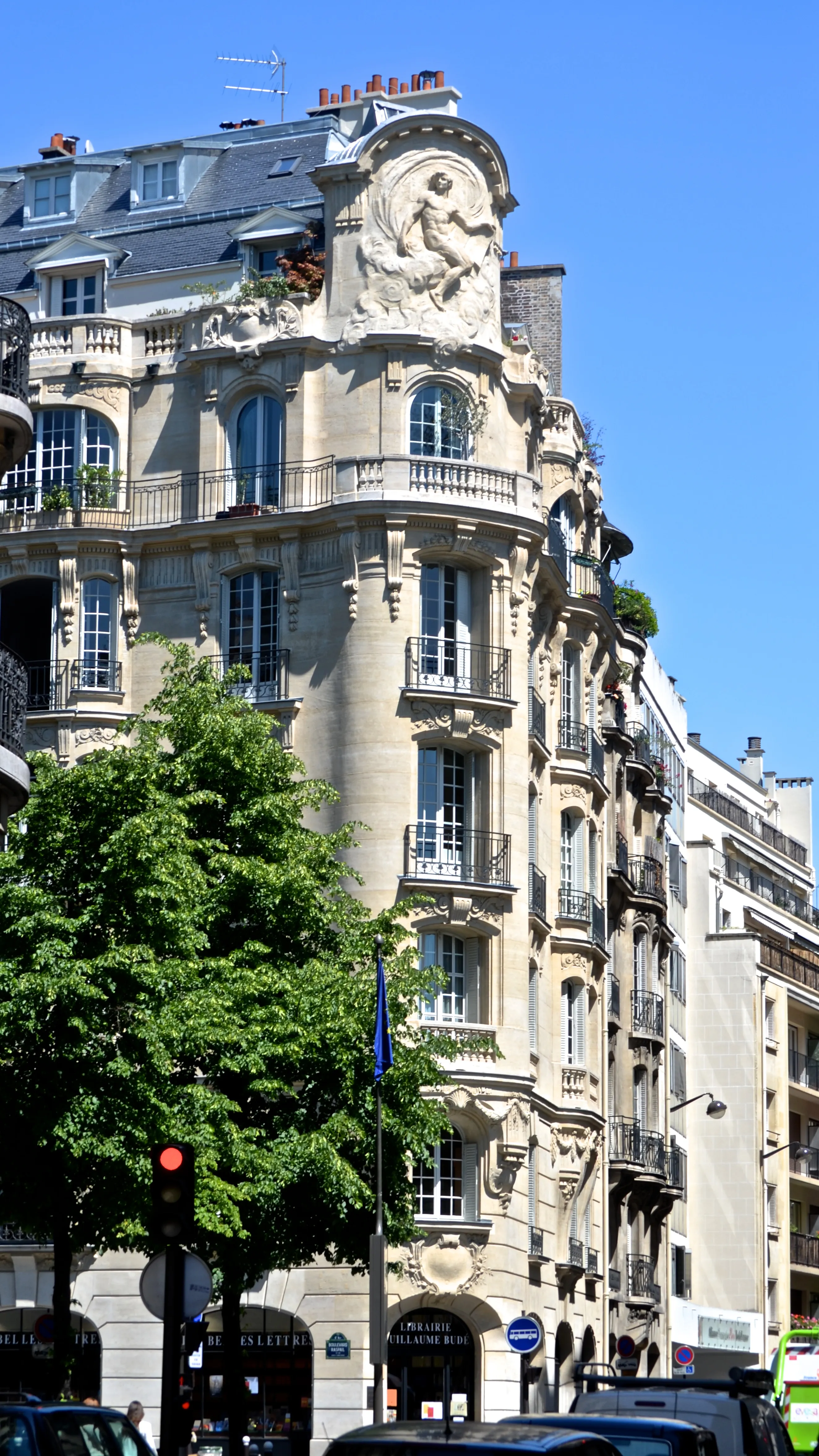 Façade d'un immeuble parisien d'habitation pouvant illustrer une colocation