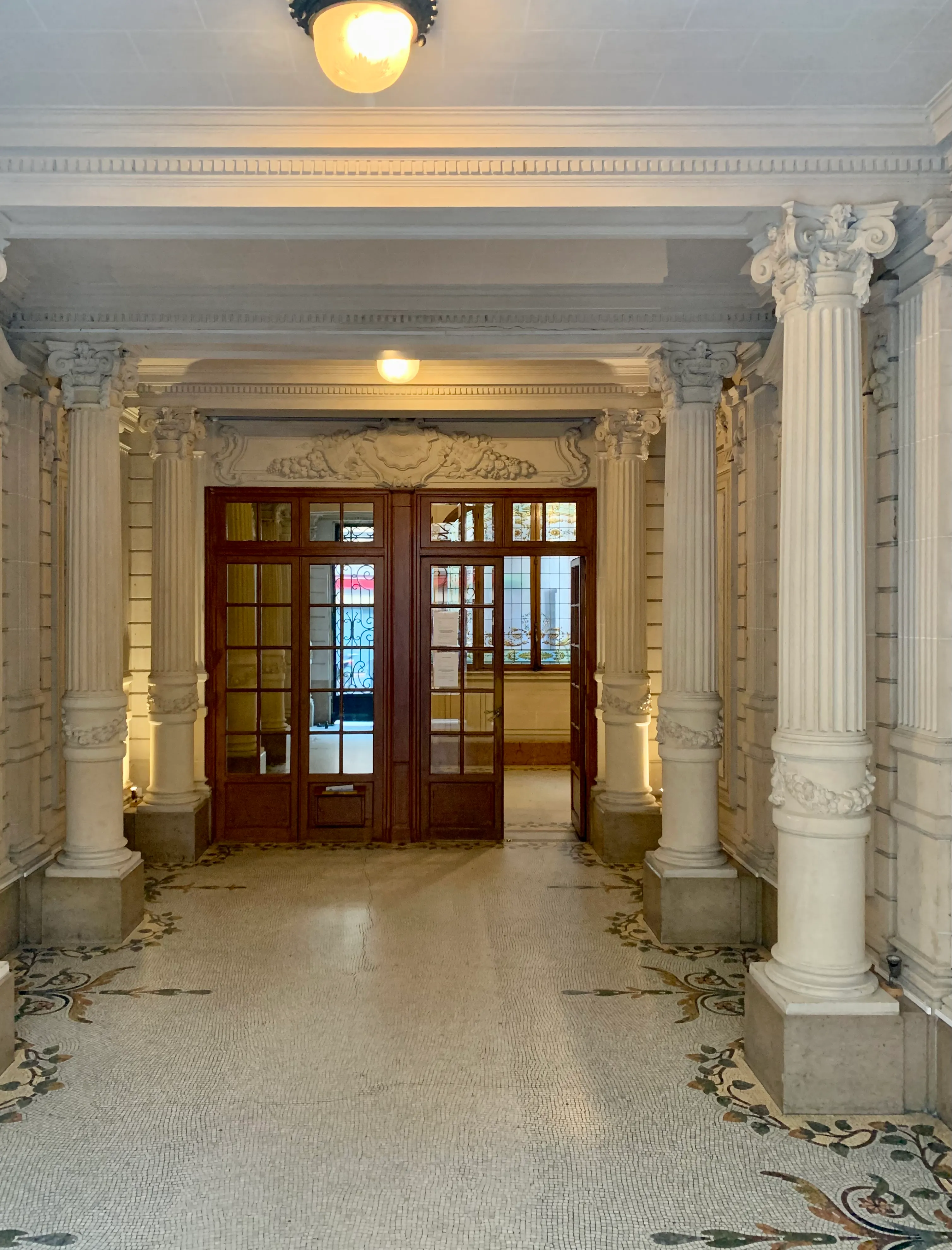 Hall d'entrée d'un immeuble parisien pour illustrer le départ d'un locataire