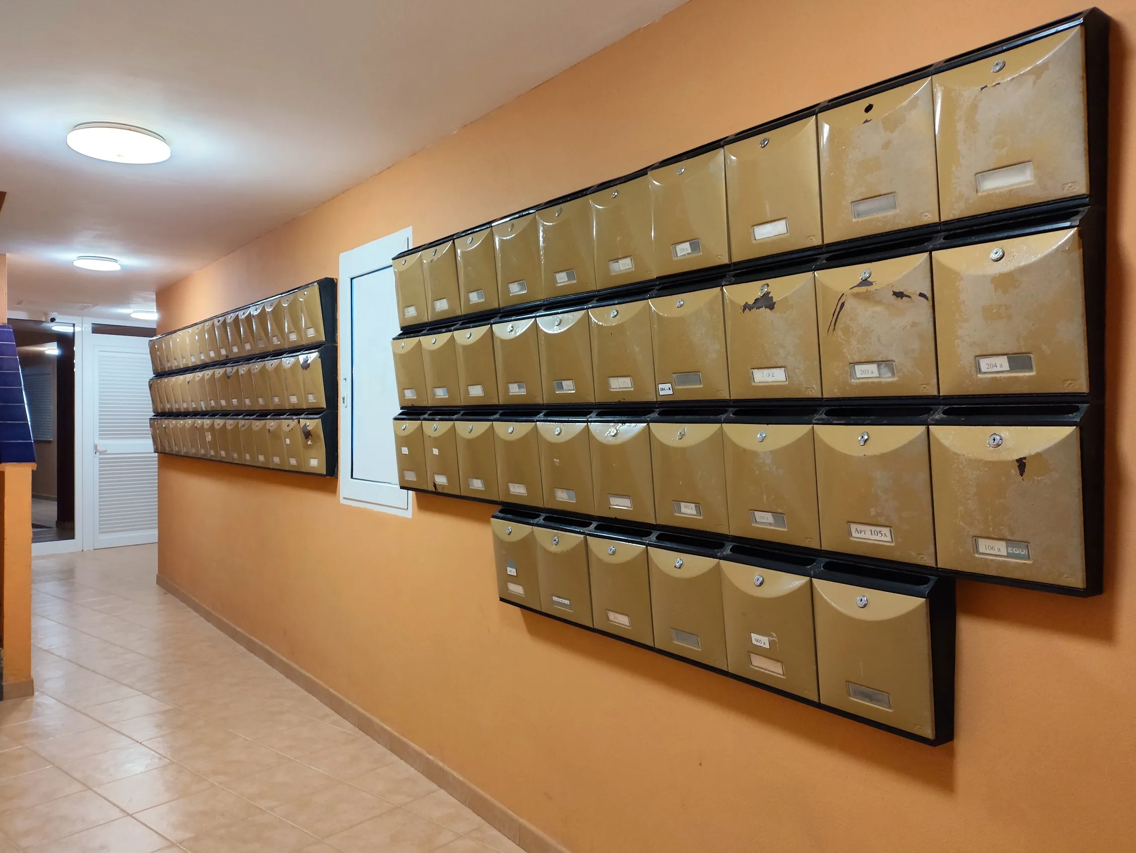 Boîtes aux lettres dans le hall d'un immeuble d'habitation