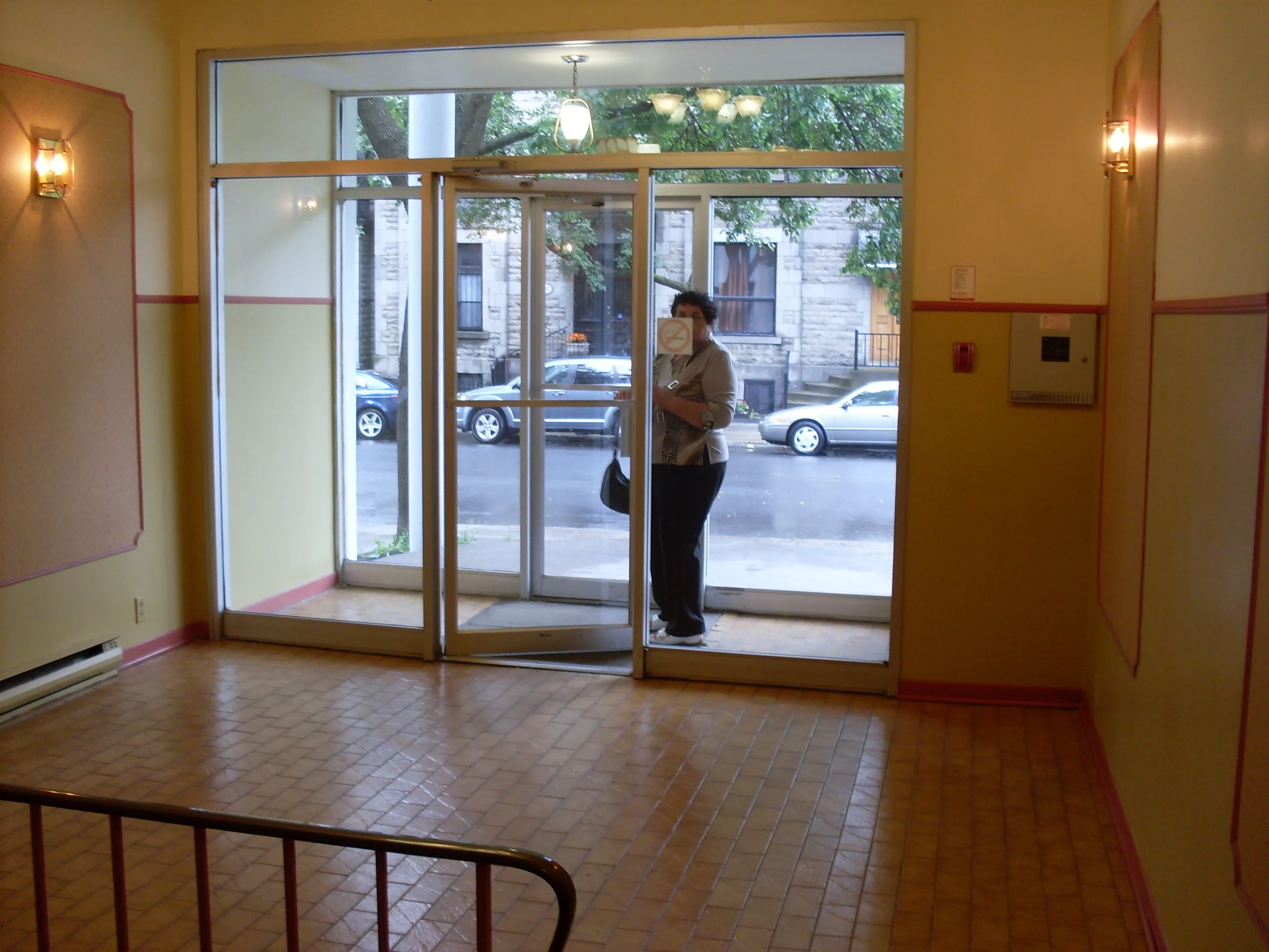 Entrée d'un immeuble résidentiel avec portes vitrées