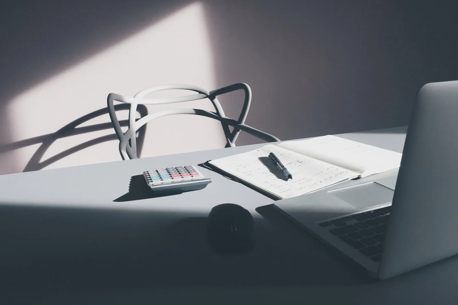 Calculatrice et ordinateur sur un bureau pour illustrer le calcul de rentabilité locative