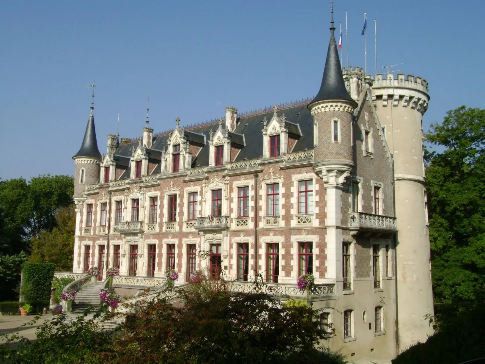 Façade d'une mairie française pour illustrer les démarches locales liées à la location touristique