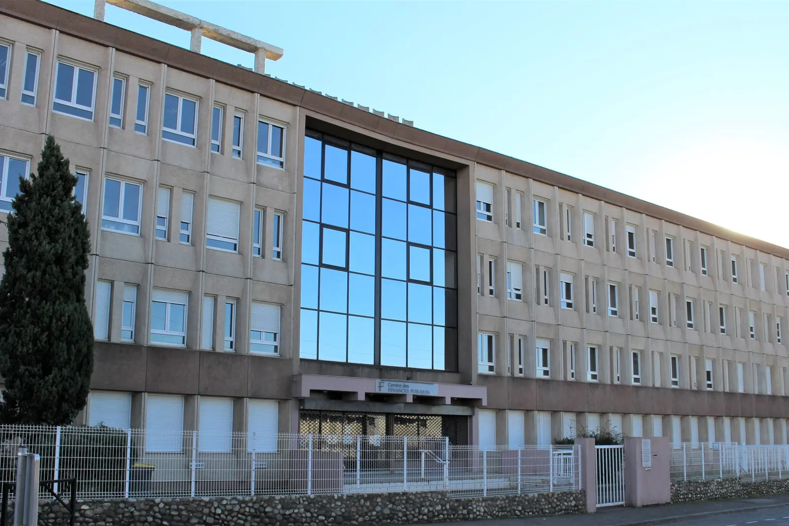 Façade d'un hôtel des impôts en France, pour illustrer la fiscalité locative d'un bailleur