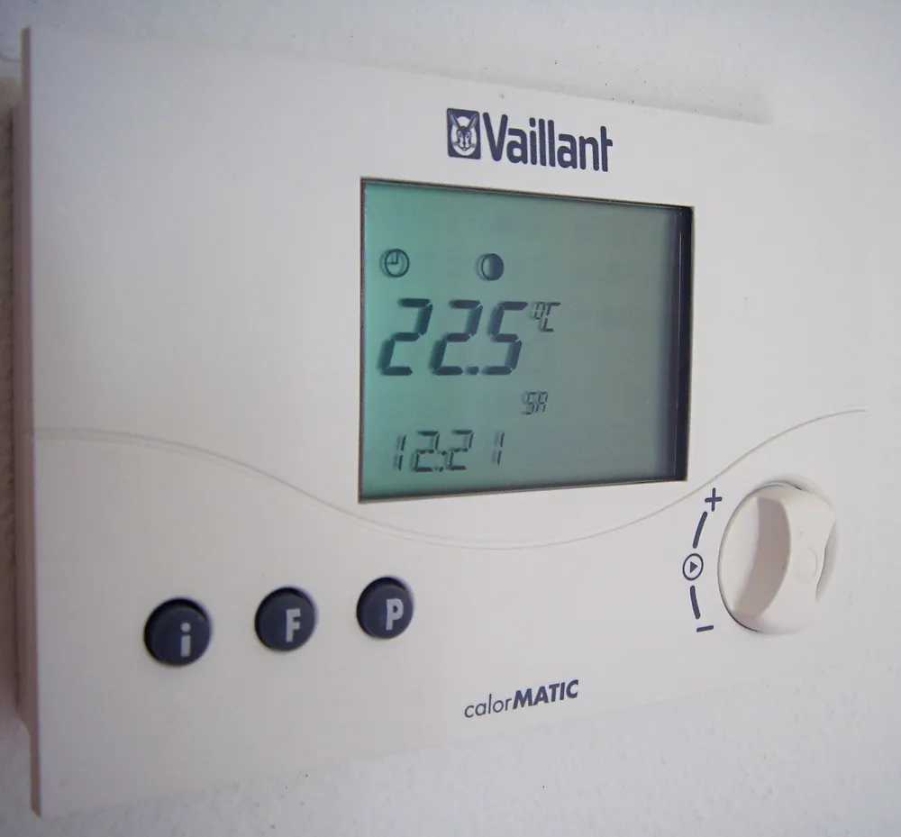 Thermostat mural dans un logement pour illustrer les coûts de chauffage et de gaz