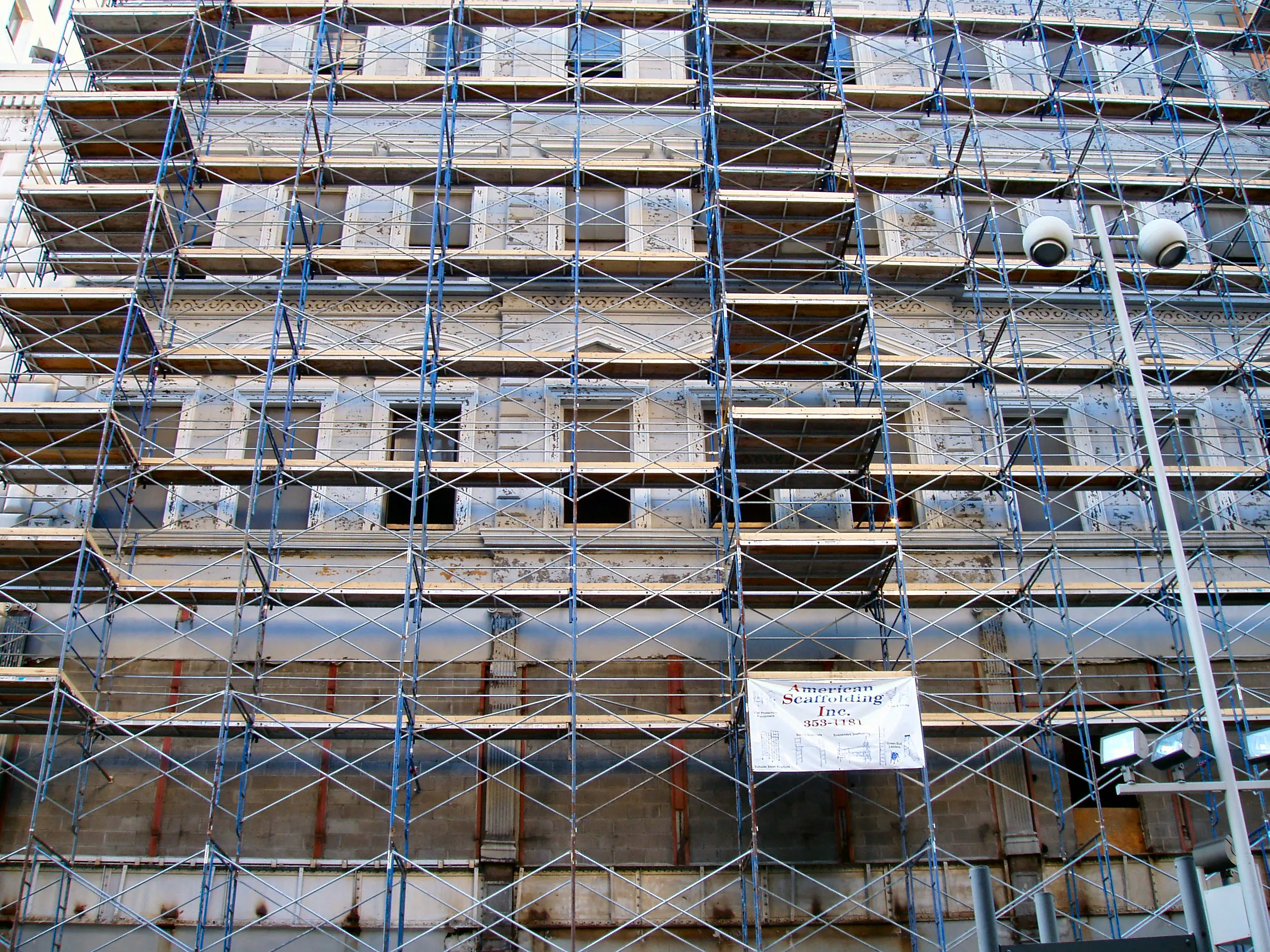 Échafaudage sur la façade d'un immeuble en rénovation pour illustrer les travaux de copropriété